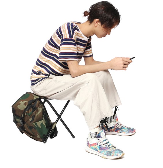 turistická stolička s batohom